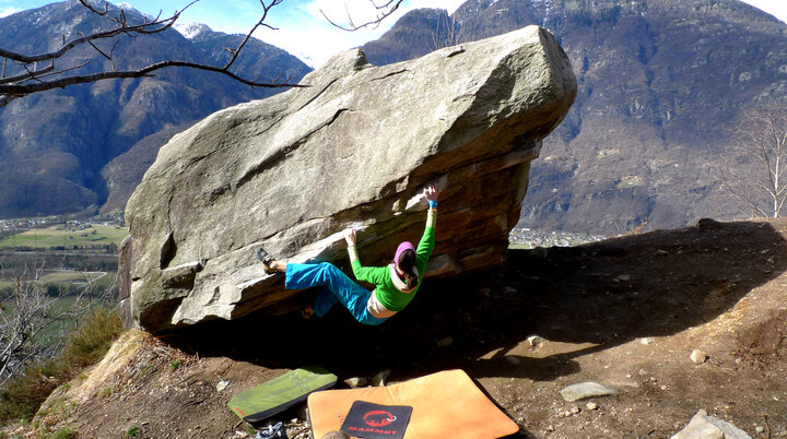 Ein Mann bouldert an einem Outdoor-Boulderfelsblock | © DAV/Matthias Keller