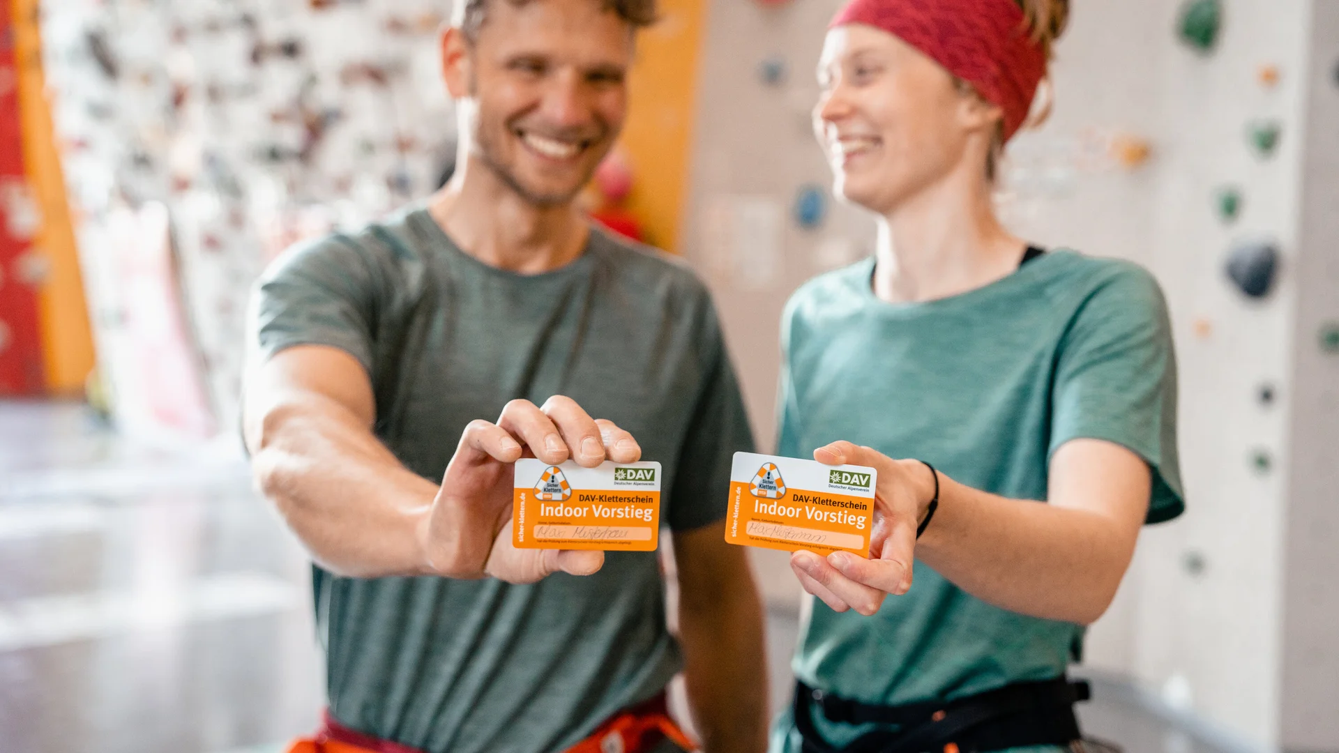 Boulder und Indoor-Klettern ist bei vielen DAV-Sektionen möglich | © DAV/Marisa Koch Zwei Persnen halten ihren Mitgliedsausweis in die Kamera | © DAV/Marisa Koch